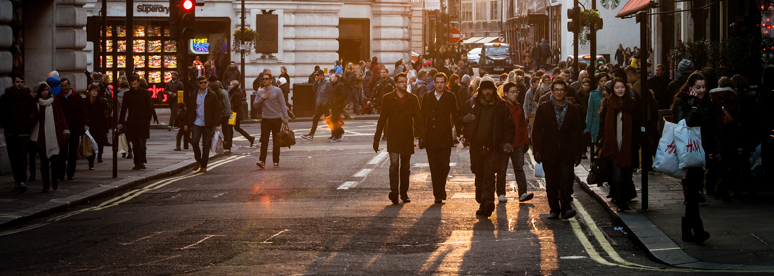 фото людей идущих по улице